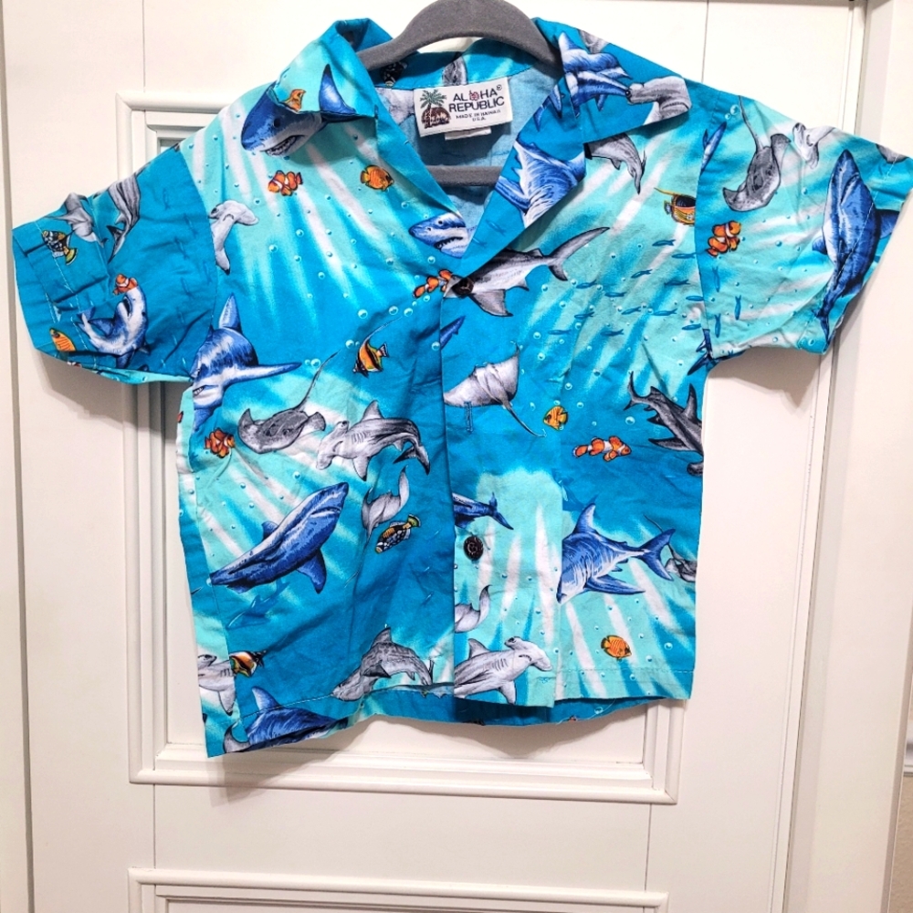 💥3/$24‎ Aloha Republic Blue Sea Animal Print Button Up